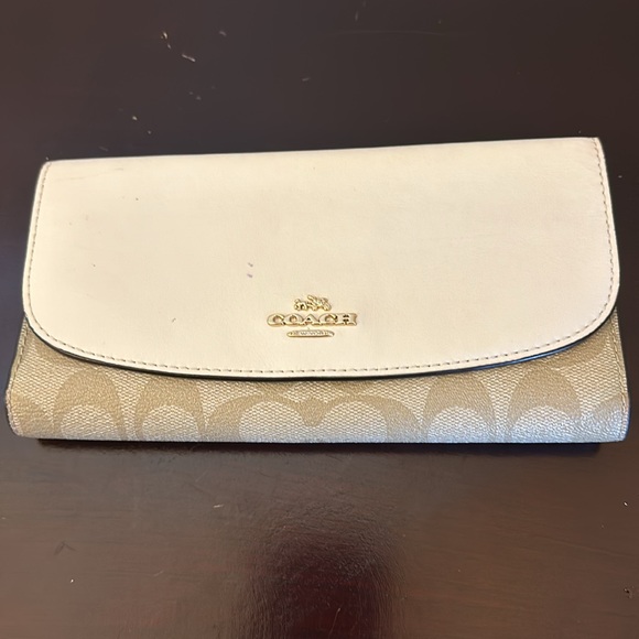 Coach white wallet. Good condition, coach and buggy icon! - Picture 9 of 9